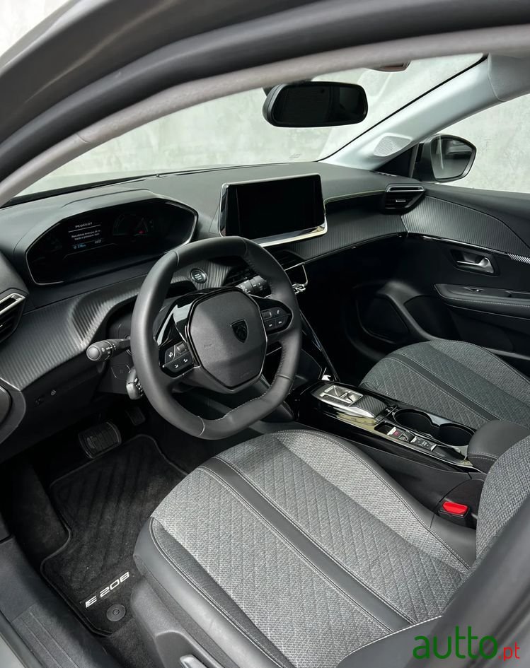 2024' Peugeot e-208 50 Kwh Allure photo #3