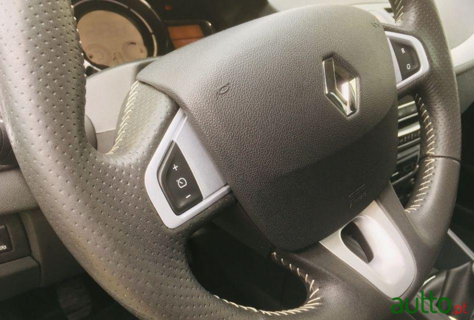 2011' Renault Megane Sport Tourer photo #2