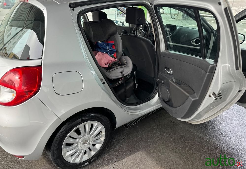 2010' Renault Clio 1.5 Dci Dynamique photo #3