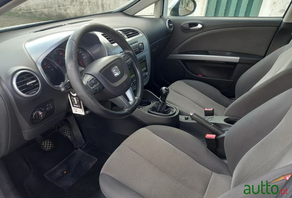 2012' SEAT Leon photo #6