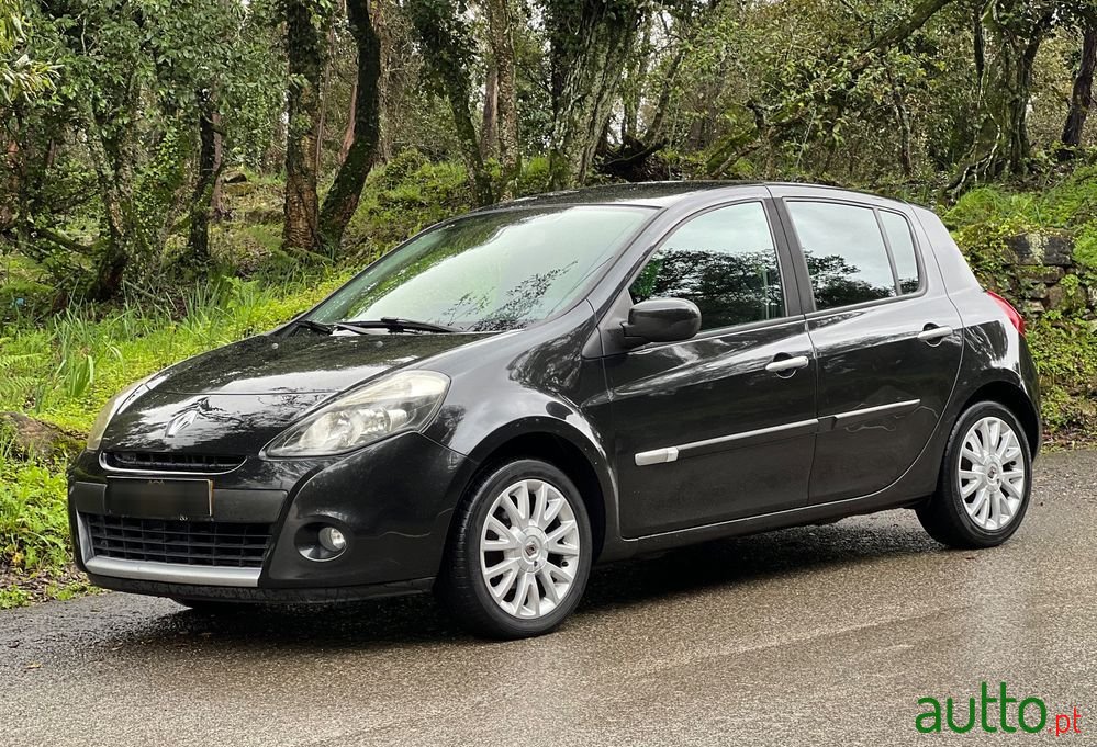 2011' Renault Clio photo #1