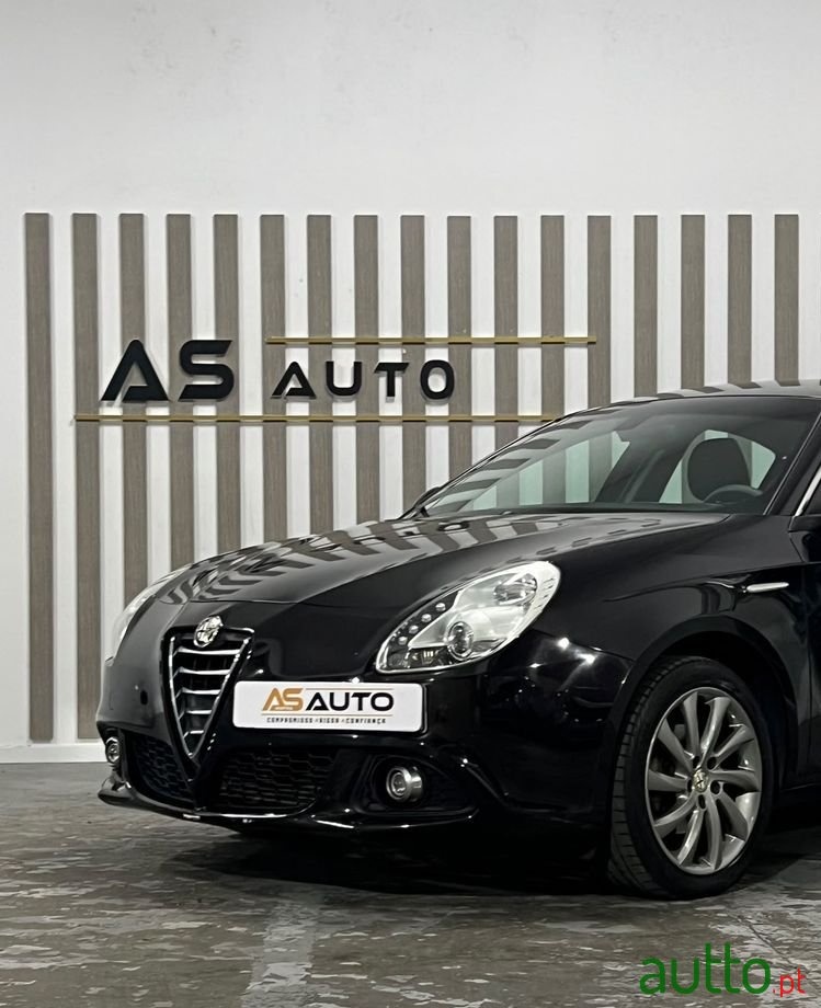 2015' Alfa Romeo Giulietta photo #2