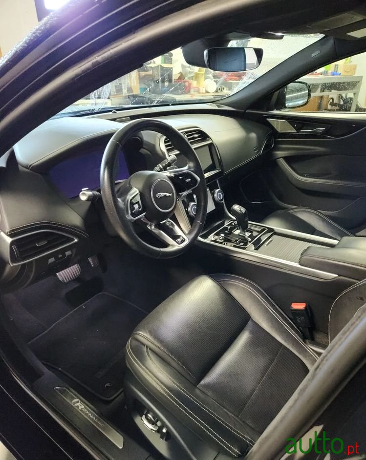 2020' Jaguar XE photo #5