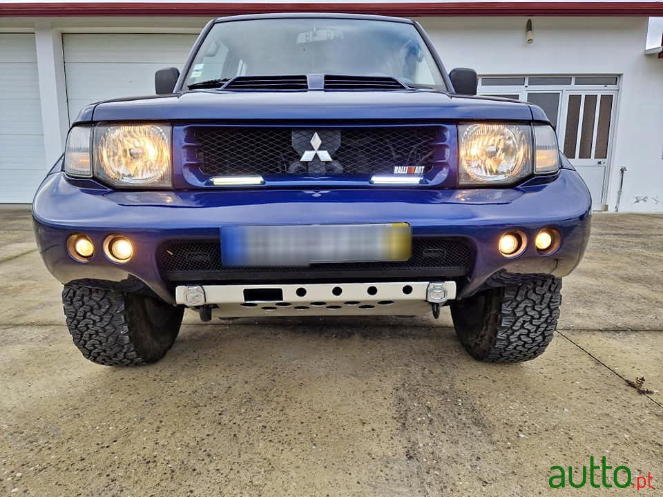 2001' Mitsubishi Pajero photo #1
