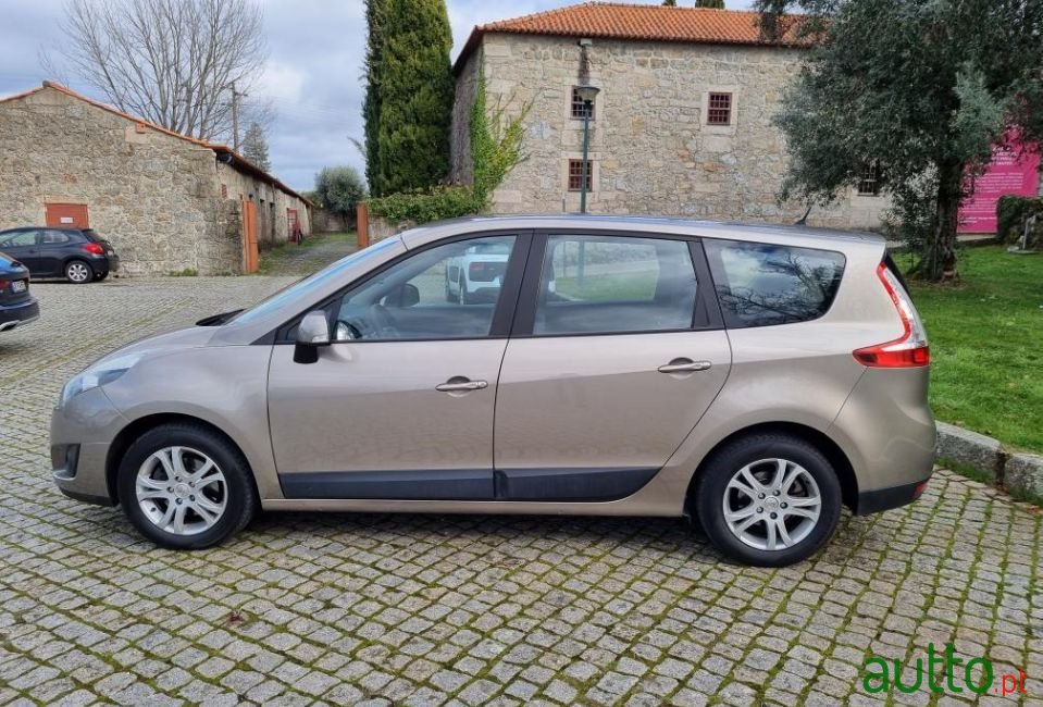 2011' Renault Scenic photo #3