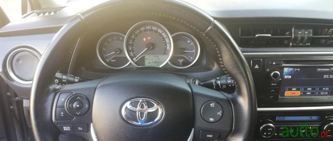 2012' Toyota Auris photo #4