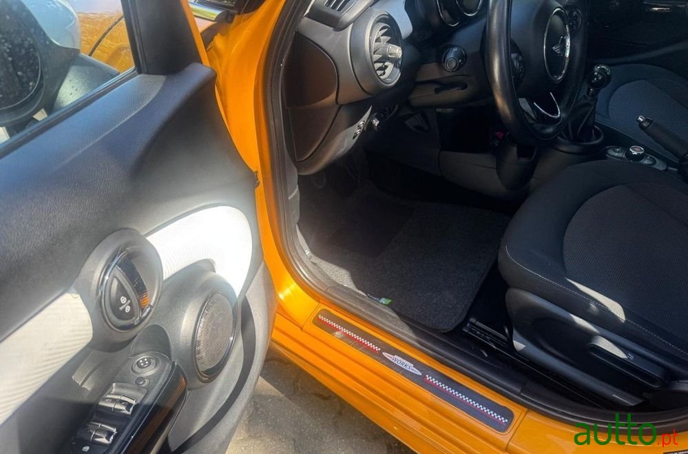 2015' MINI Cooper 5 Portas photo #6