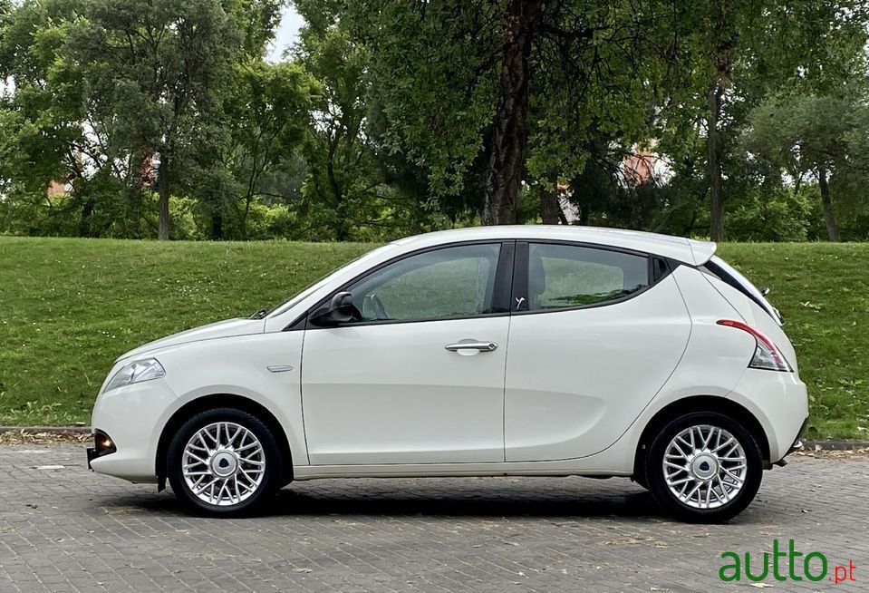2013' Lancia Ypsilon photo #2