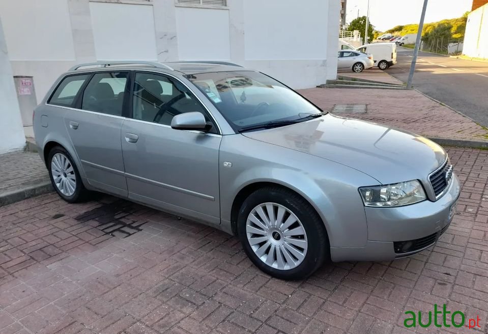 2004' Audi A4 Avant photo #2