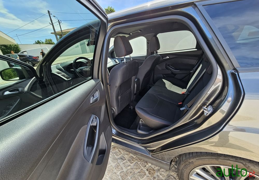 2017' Ford Focus photo #6