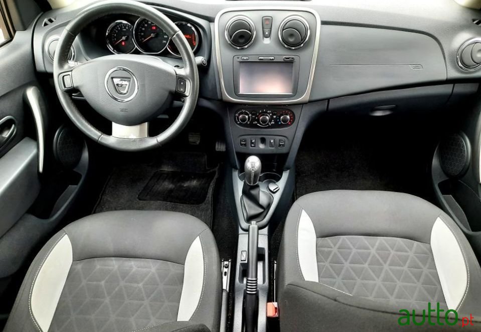 2016' Dacia Sandero photo #5