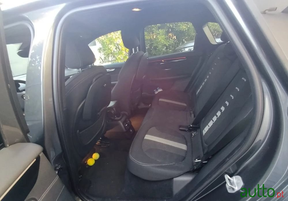 2016' BMW 225Xe Active Tourer photo #5