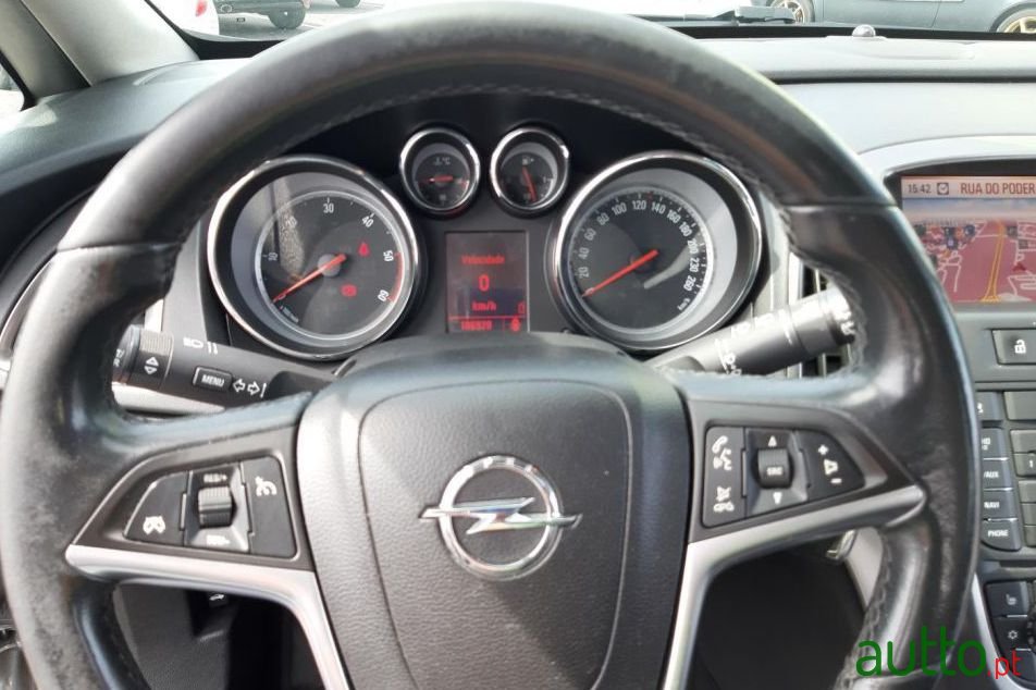 2011' Opel Astra Sports Tourer photo #4