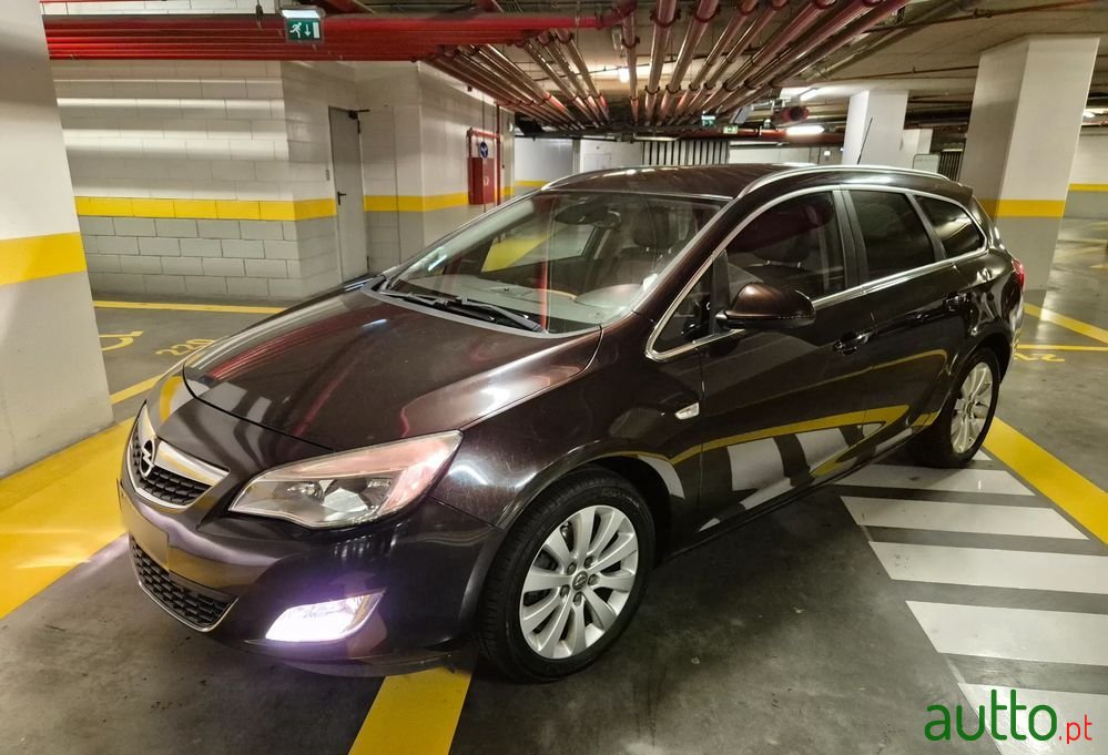 2011' Opel Astra Sports Tourer photo #1
