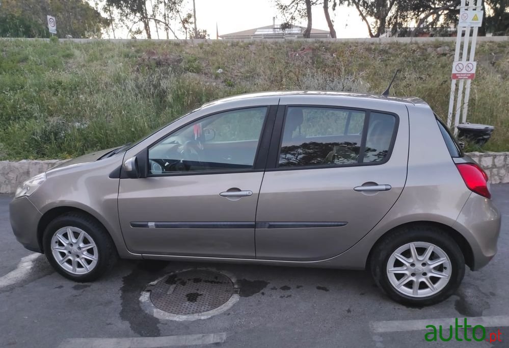 2010' Renault Clio photo #1