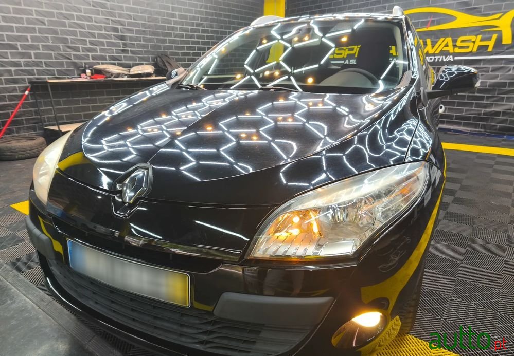 2012' Renault Megane Sport Tourer photo #2