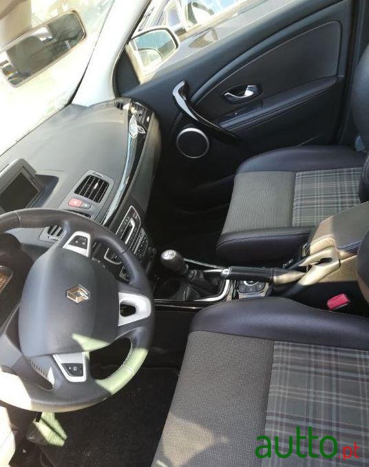 2011' Renault Megane Sport Tourer photo #3