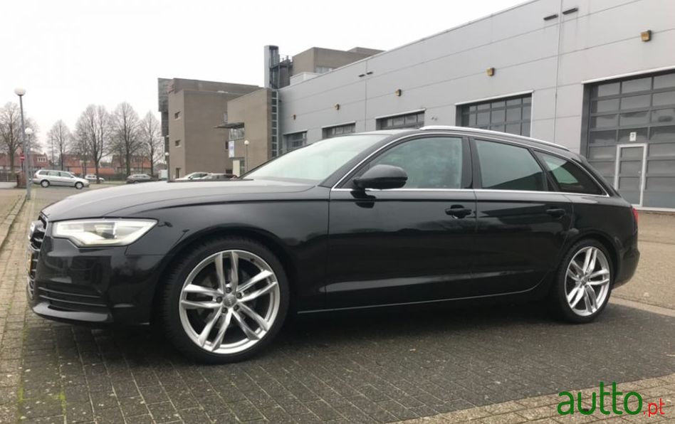 2011' Audi A6 Avant photo #2