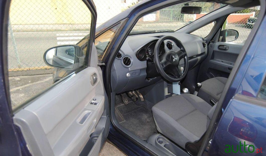 2005' Mitsubishi Colt photo #2