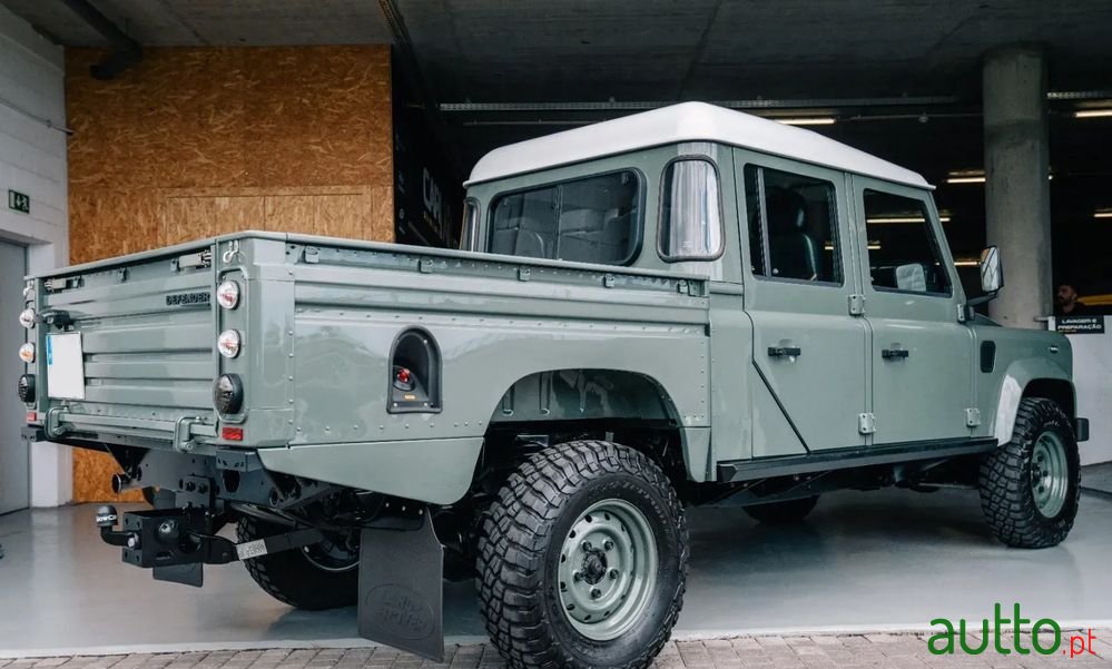 2011' Land Rover Defender photo #5