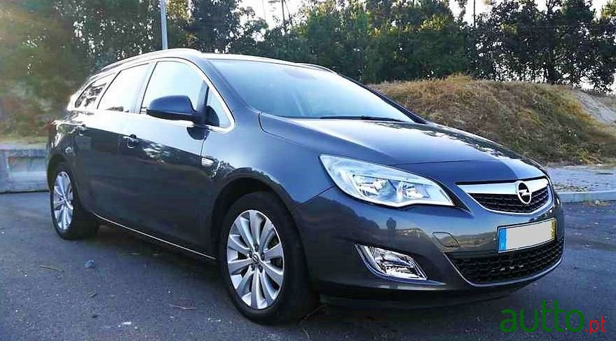 2010' Opel Astra Sports Tourer photo #3