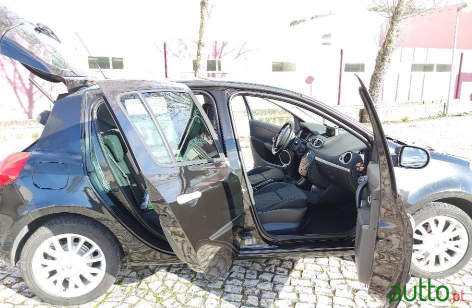 2010' Renault Clio photo #1