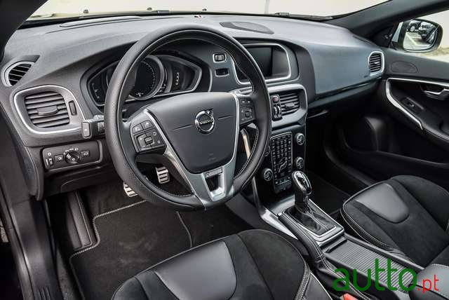 2019' Volvo V40 T3 Geartronic RDesign photo #3