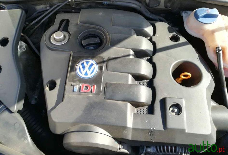 2001' Volkswagen Passat photo #2