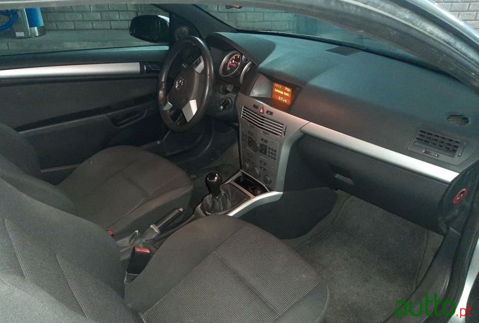 2008' Opel Astra Gtc photo #3