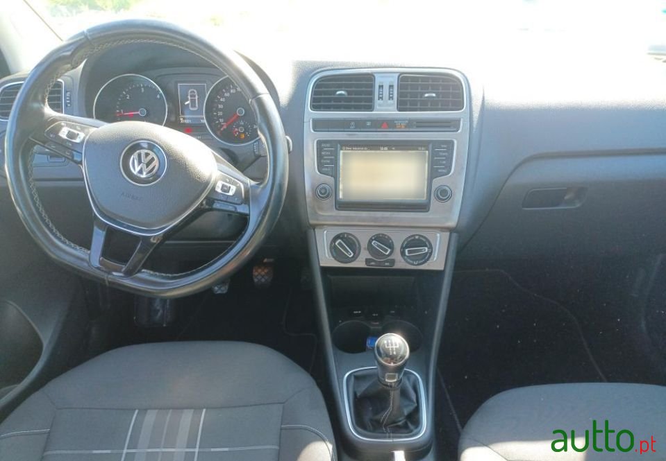 2015' Volkswagen Polo photo #6