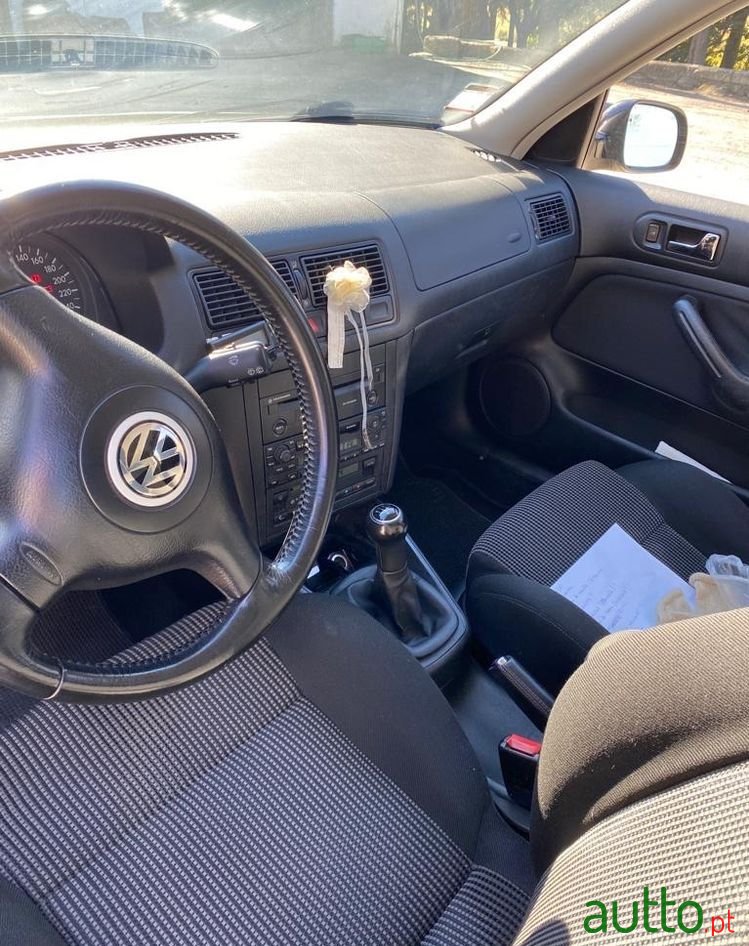 2001' Volkswagen Golf photo #4