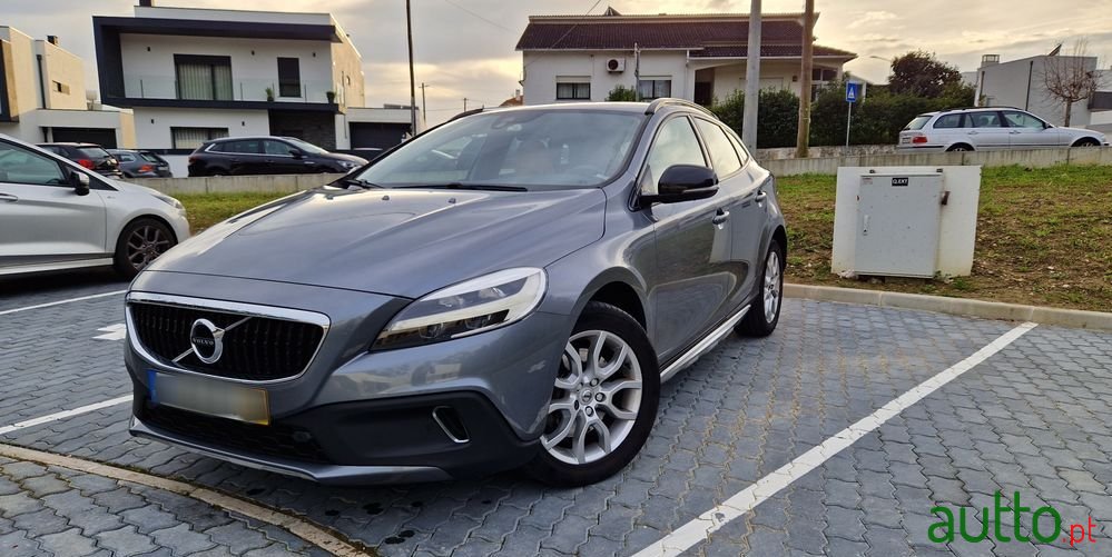 2016' Volvo V40 Cross Country photo #5