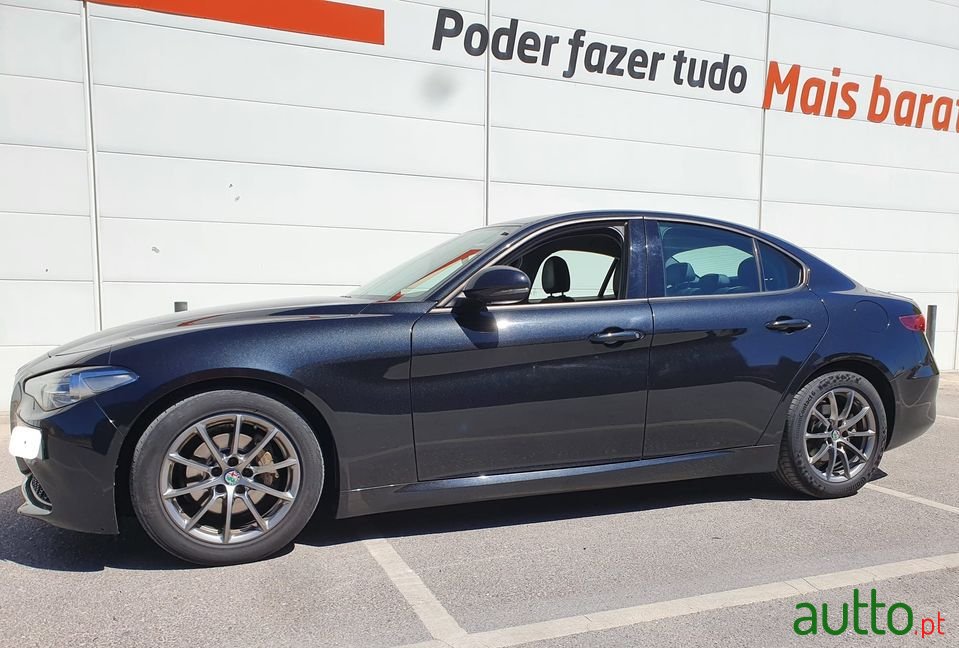 2017' Alfa Romeo Giulia photo #5