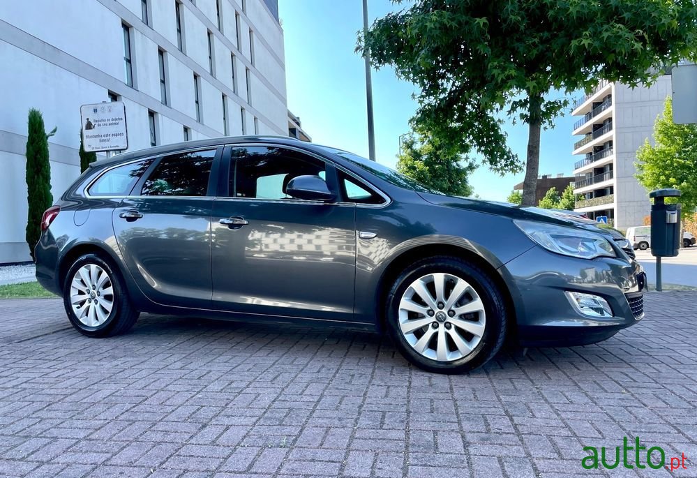 2011' Opel Astra Sports Tourer photo #4