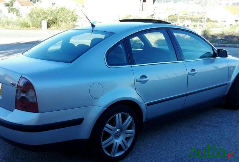 2001' Volkswagen Passat photo #2