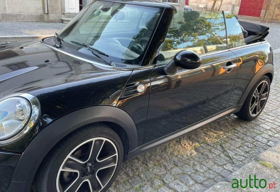 2010' MINI Cabrio photo #2