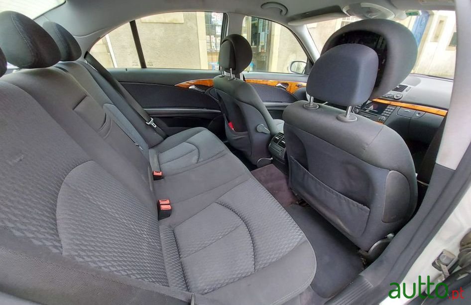 2005' Mercedes-Benz E-220 photo #1