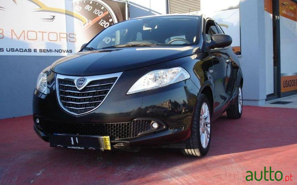 2013' Lancia Ypsilon photo #2