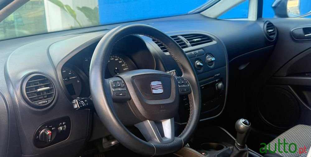 2010' SEAT Leon 1.6 Tdi Sport photo #6