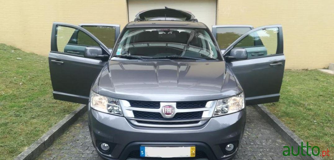 2011' Fiat Freemont photo #3