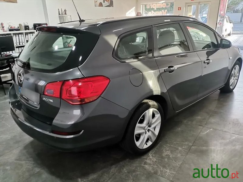 2011' Opel Astra Sports Tourer photo #6