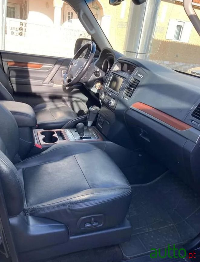 2012' Mitsubishi Pajero photo #3