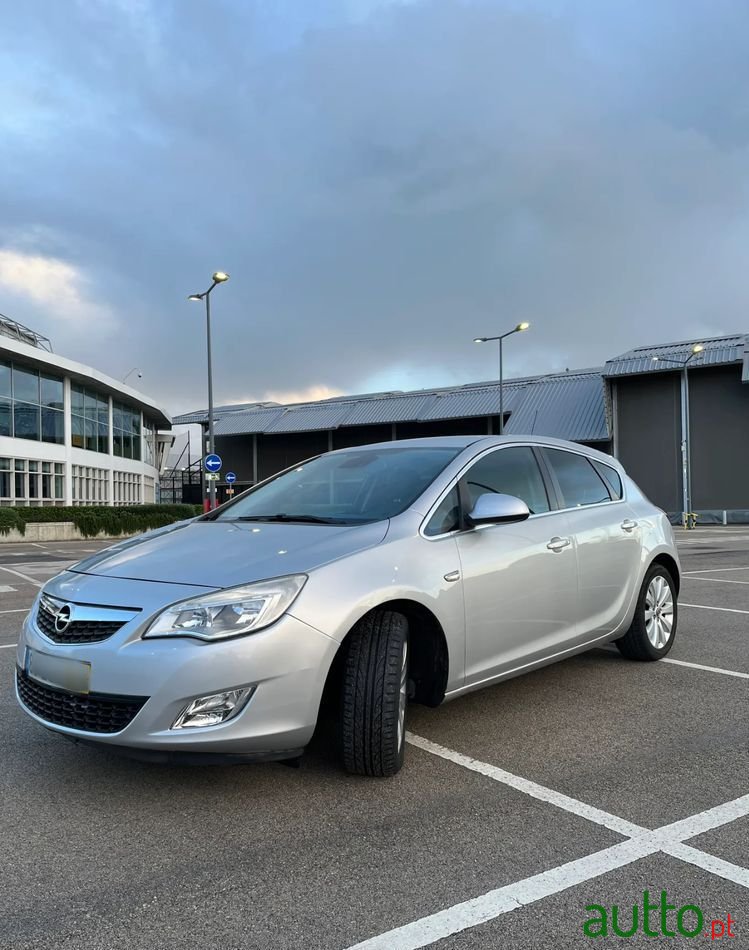 2011' Opel Astra 1.4 Cosmo photo #2