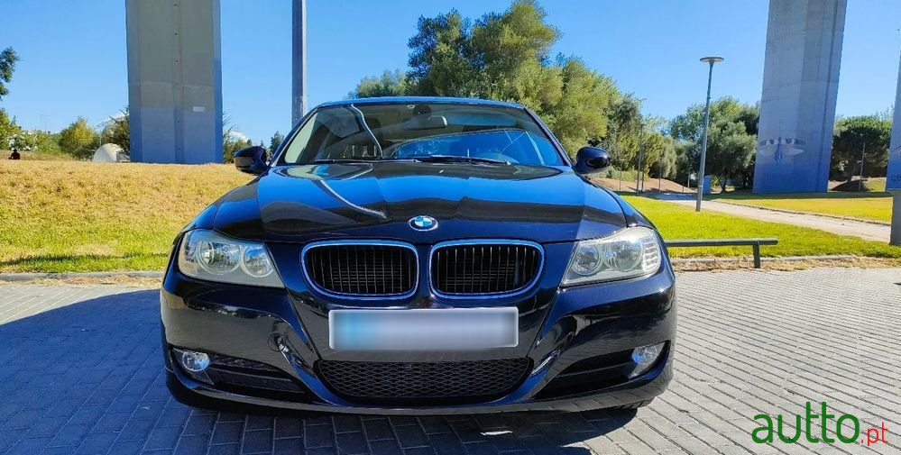 2012' BMW 318 D Touring Navigation photo #3