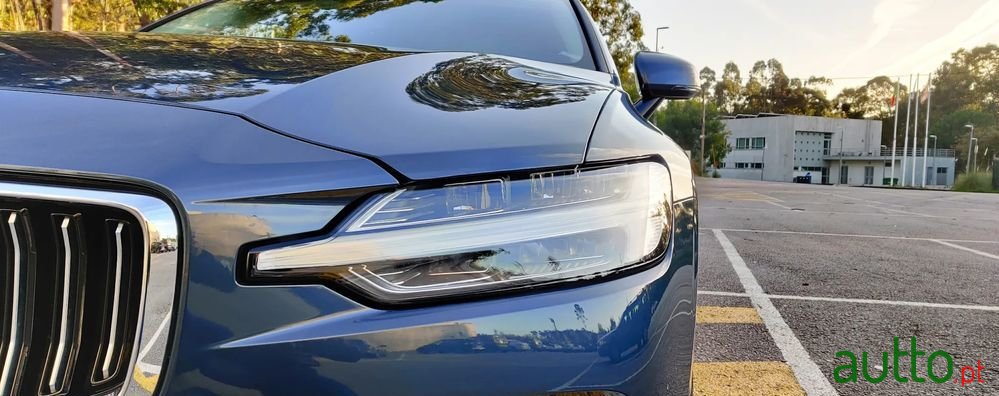 2020' Volvo V60 photo #2