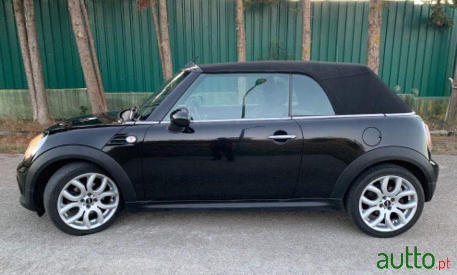 2010' MINI Cabrio photo #2