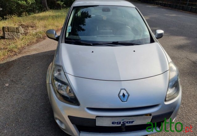 2011' Renault Clio photo #3