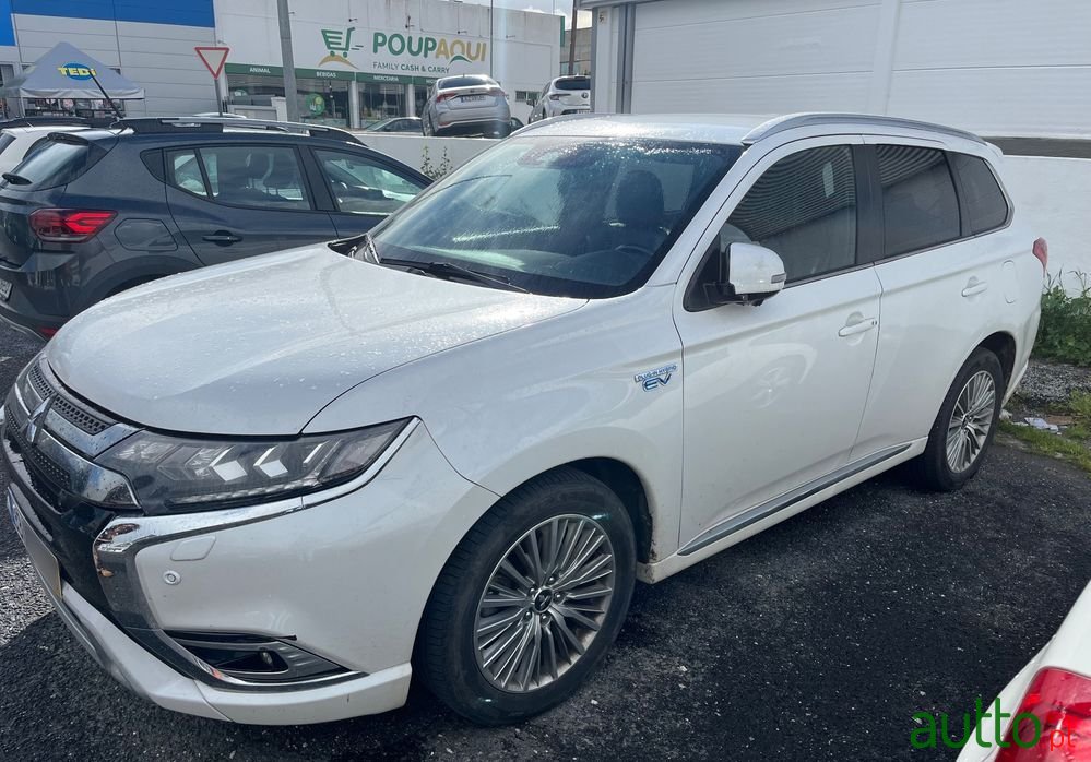 2019' Mitsubishi Outlander 2.0 Phev Intense photo #3