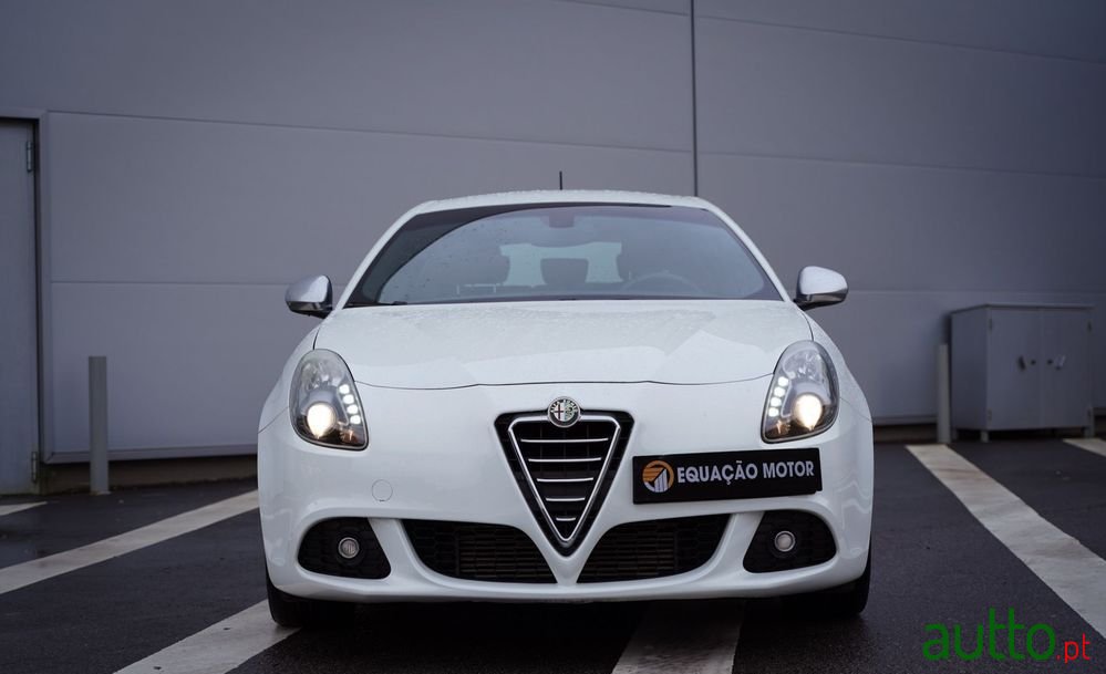 2013' Alfa Romeo Giulietta photo #2