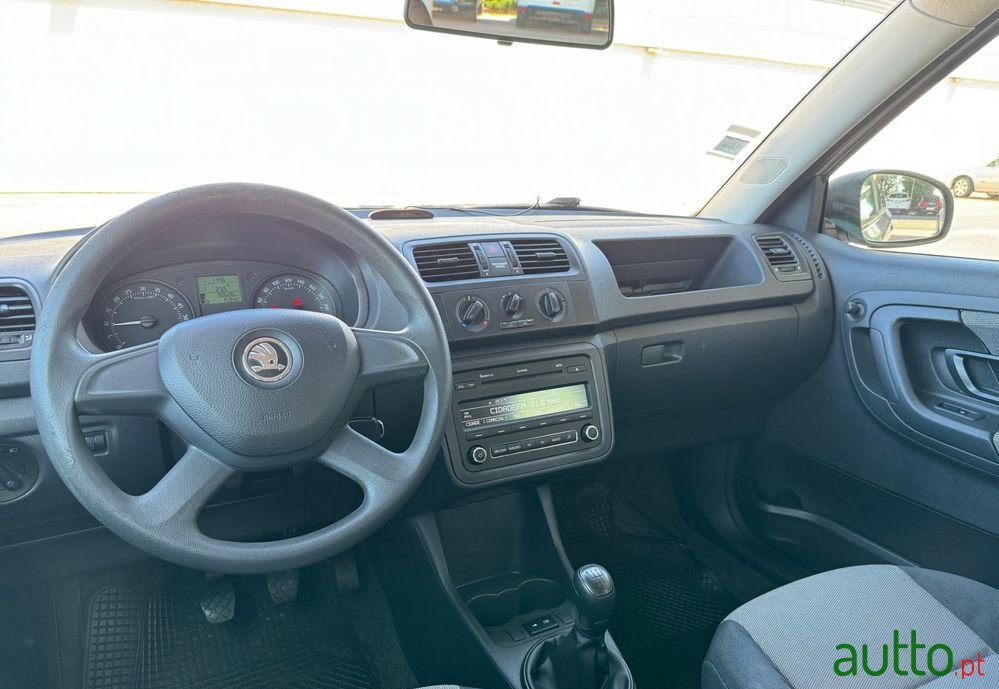 2013' Skoda Fabia Break photo #2